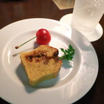 今宵のお通しは、キーマカレーのケークサレと佐藤錦。久しぶりにいただくケークサレと、東北を感じる先取りのさくらんぼ