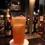 バーポラリス - ダージリンクーラー。紅茶とラズベリーのリキュール、レモンとジンジャーを合わせたお洒落な味わい