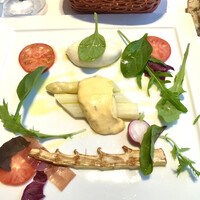 ブラッスリー ポール・ボキューズ 大丸東京 - 前菜　ホワイトアスパラと、玉ねぎのムース、黄金たけのこと、フルーツトマト