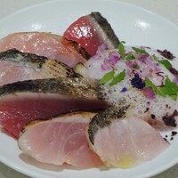 タカヤマ - カルパッチョ：太刀魚、金目鯛、鰹、エシャロットの泡ソース