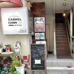 CARMEL FARM DINING - お店の外観　階段を上がって2階