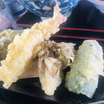 Sobadokoro Asahi - 海老、舞茸、ピーマンの天ぷら　カリサク♫