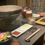 Hidagyuu Ittouya Bakuro Ichidai - 七輪(備長炭)の焼肉。野菜に味噌ダレ。焼肉タレ/茎わさび/レモン