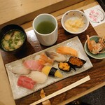 Sushishou Sagano - 味噌汁やボタン海老の頭がついています。