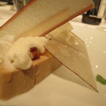 レフェルヴェソンス - フォアグラのナチュレルと根セロリのエスプーマ、林檎のクルスティアン、生姜のコンフィ＆ピーカンナッツ、パンプルネルの葉2