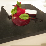 レフェルヴェソンス - 赤をまとって～とちおとめ、ビーツのマリネと葉、アーモンドミルクのソルベ、メレンゲ、黒オリーブ1