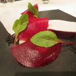 レフェルヴェソンス - 赤をまとって～とちおとめ、ビーツのマリネと葉、アーモンドミルクのソルベ、メレンゲ、黒オリーブ2