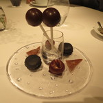 レフェルヴェソンス - おしゃべりのひととき:おしゃべりなチュッパチャプス、黒胡麻のマカロン、ナツメヤシのデーツ、赤ワイン固めて