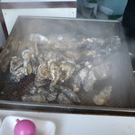 道の駅 みつ シーサイドレストラン 魚菜屋 - 蒸し上げられた牡蠣