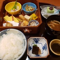 はし本 - ごはんも赤出汁もしっかりしています