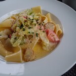 ラ ビストリア - ホタテと春キャベツ、フレッシュトマトのクリームソース。