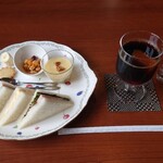 豆葉カフェ - アイスコーヒー（モーニングサービス付き）500円
            （サンドイッチ）