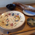 食堂カウ - お皿もいろいろ