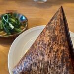 食堂カウ - 鯛おこわ、小松菜のお漬け物