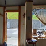 食堂カウ - 五月晴れの爽やかな日でしたから、入口は開けられていました。車はほとんど通りませんし、静かです。