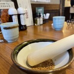 平田牧場 とん七 - 最初に出されるゴマとすり鉢