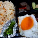 MOGU MOGU - 日替わり弁当は480円税込ですが、ご飯を白米から味ご飯へとチェンジすると＋50円かかります。﻿ 