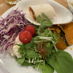 bufferesutoranariake - サラダ、ゴーダチーズと野菜のタコス