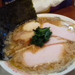 横浜家系 ラーメン鷹山 - 料理写真:豚骨醤油の全景！