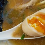 横浜家系 ラーメン鷹山 - 煮卵、黄身トロリ！