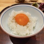 Kyouto Ito - 飯：北海道産ゆめぴりかの土鍋ご飯、卵黄、香の物（酢茎漬けとしば漬け）、有機の黒豆味噌の赤出汁