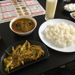 インドカレー GHORER SHAD バングラデシュの家庭料理 - これで料理は揃ったな…旨そ〜♪