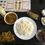 インドカレー GHORER SHAD バングラデシュの家庭料理 - …と思ったらこの後にも料理が続々と！(写っていませんがダルもあります)