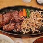 Sutekiandotonkatsuhiro - 牛肉角切ステーキ
