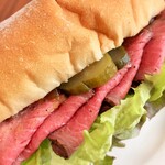 ローストビーフサンド。アップすると、お肉がまた美味しそう。