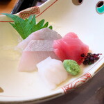 塩竈料理 翠松亭 - 塩竃特産のマグロ赤身、脂の乗ったカンパチ（？）。白いのはイカかと思いきや、志津川のタコでした！