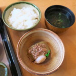 塩竈料理 翠松亭 - 煮物は、茄子のそぼろあんかけ。美味しく炊かれたごはんと、海藻入りの味噌汁