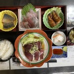 船よし - 定食 Ａセット　１５８０円 かつおたたき，さばみそ煮，刺身少，魚唐あげ，みそ汁飲み放題 付　(2022/05)