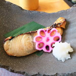 塩竈料理 翠松亭 - 焼魚はブリ照焼。スタンダードな料理がきちんと美味しくて、ごはんが進みます