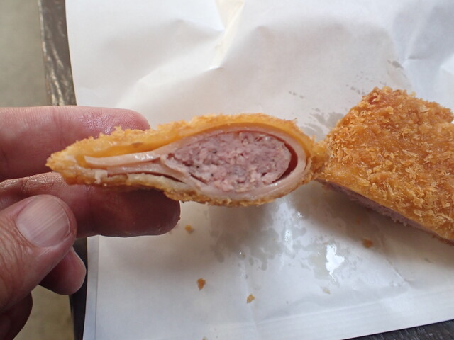 本間健雄肉店 - 桑折（コロッケ）の写真