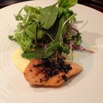 菜庭酒菜　櫓仁 - 創作 ：サーモンの塩焼き　温泉卵のソース　香味野菜のせ→サーモンの上の黒にんにくがアクセントに━｡:+((*′艸`))+:｡━たまらんです('13.02月より)