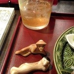 菜庭酒菜　櫓仁 - (ノ∇≦*)箸置きのかっぱちゃん２匹～とっても可愛いでしょ(○´艸｀)+エビス梅酒ロック：450円