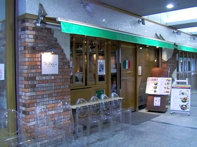 ランドマークプラザとクイーンズスクエアの間のクロスパティオにあるお店です 新しくできたお店でしょうが店員さんがまだまだ不勉強のようで 油淋鶏ランチ 0円 By にょろ55 Tribeca トライベッカ みなとみらい イタリアン 食べログ