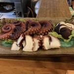 しみず - ♦︎蛸刺し（日間賀島産）・・ママさんが元気すぎる蛸と格闘の末(笑)捌いていただいた新鮮な蛸刺しです。