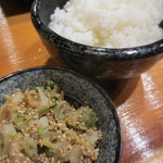 魚虎 - 白ごはん(大) 350円、白菜のつけもの 300円