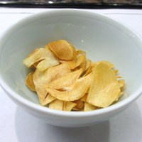 銀杏 - 先ず焼いて頂いたニンニクチップをおつまみにビールで乾杯。
                 