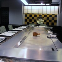 銀杏 - お店はガスを使った大きな鉄板の向こうに料理される方が居る対面式のスタイルのお店です。
                 