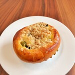 Boulangerie Casserole - カスタードと豆のパン（名前忘れた）。230円+税