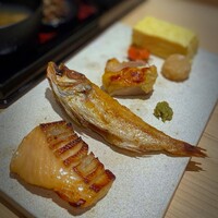 銀座 稲葉 - カウンターに置かれた瞬間、出汁巻がプルンと揺れた。