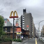 Himawari - ドンキの向こうにマクド、エネオス、そしてひまわりの絵の看板