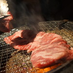焼肉屋かねちゃん - 店主が焼いてくれる