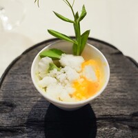 Hirovanna - 寝かせたアオリイカ、透明なトマトのコンソメジュレアイス、スナップエンドウ新芽とムース、卵黄ソース