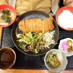 島しゃぶしゃぶNAKAMA - ロースカツ定食。