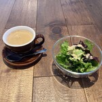 S CAFE - セットのホットコーヒーとサラダ