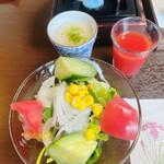 飛騨亭花扇 - たっぷりサラダにとろろ、トマトジュース