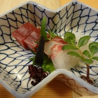 京夕け　善哉 - お造り  マグロ、明石の真鯛、イカ
                  
                  